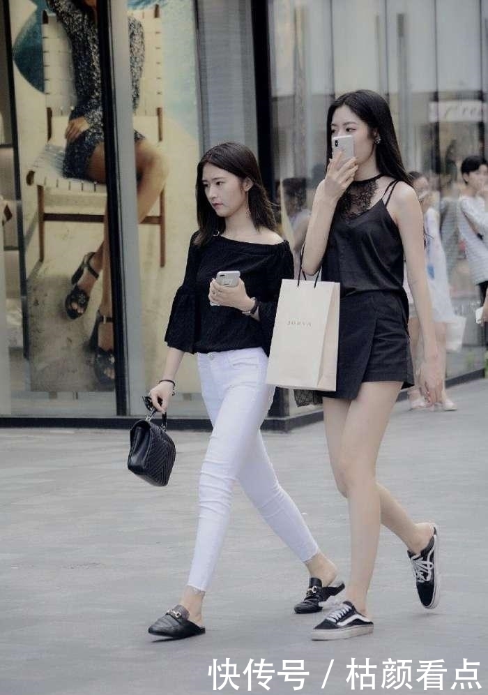 突显|路人街拍,小姐姐身材让人羡慕,酒红色的针织背心最能突显身材