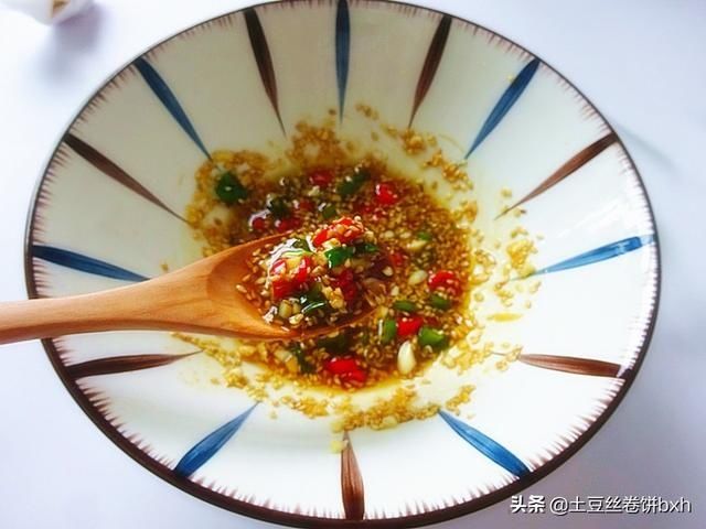 眯眯眼|晚餐的一碗面火了,酸爽开胃吃不胖,香到眯眯眼,网友:明天安排