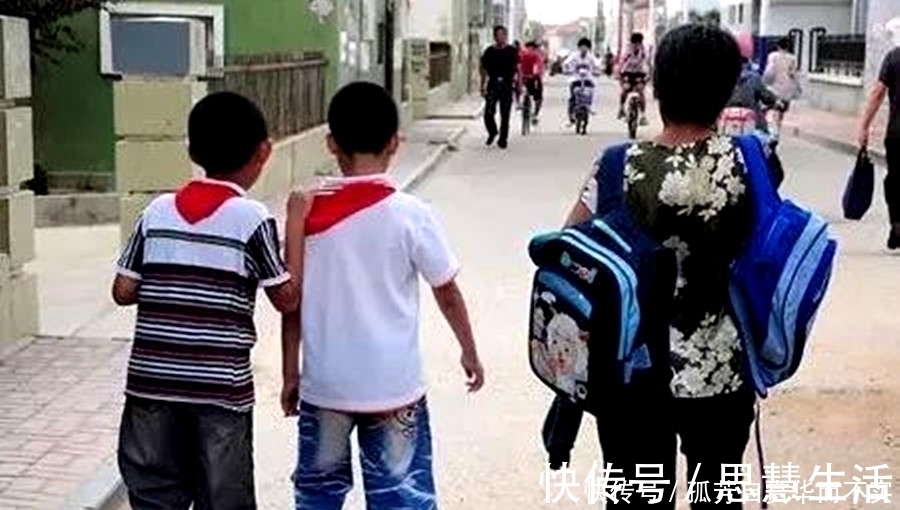 晓梅|老师称 “父母帮孩子背书包”是溺爱,遭家长反驳:你来背背看