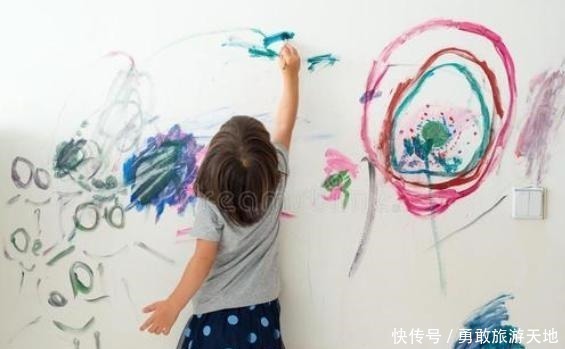 小时候|孩子小时候爱做这几件“怪事”,恭喜你,有一个大脑发达的孩子