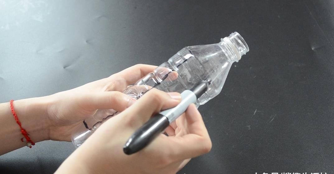 用处|喝完的塑料瓶不要扔, 剪几刀, 放在家里有大用处, 人人见了都夸好