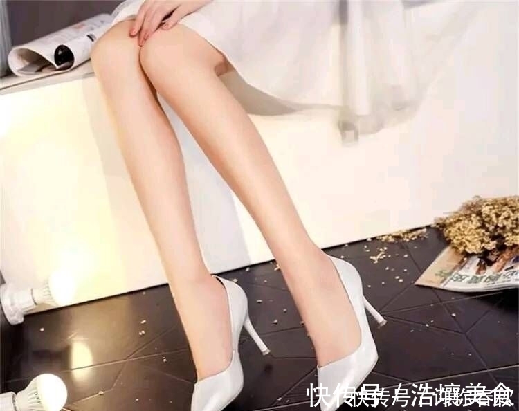 女人味 细跟鞋增强女性整体气质,修饰足尖造型,搭配出融合协调的感觉