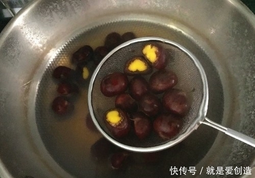 秋天|剥板栗不用手抠，用这种方法剥的真快，干净完整还不伤手，特轻松