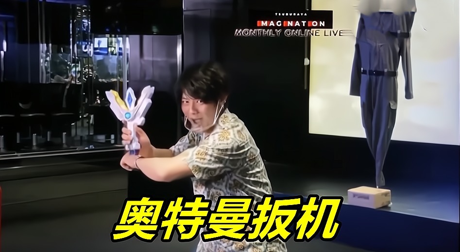 升华器|伽古拉现场变身特利迦奥特曼，桌上装备亮了，全部都是伽古拉专属