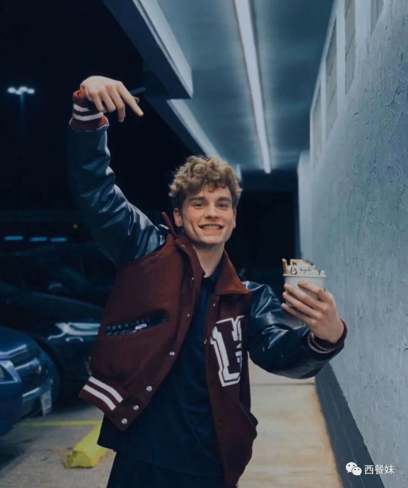 同性恋男生因涂指甲油被休学 引网友不满!25万在线请愿!