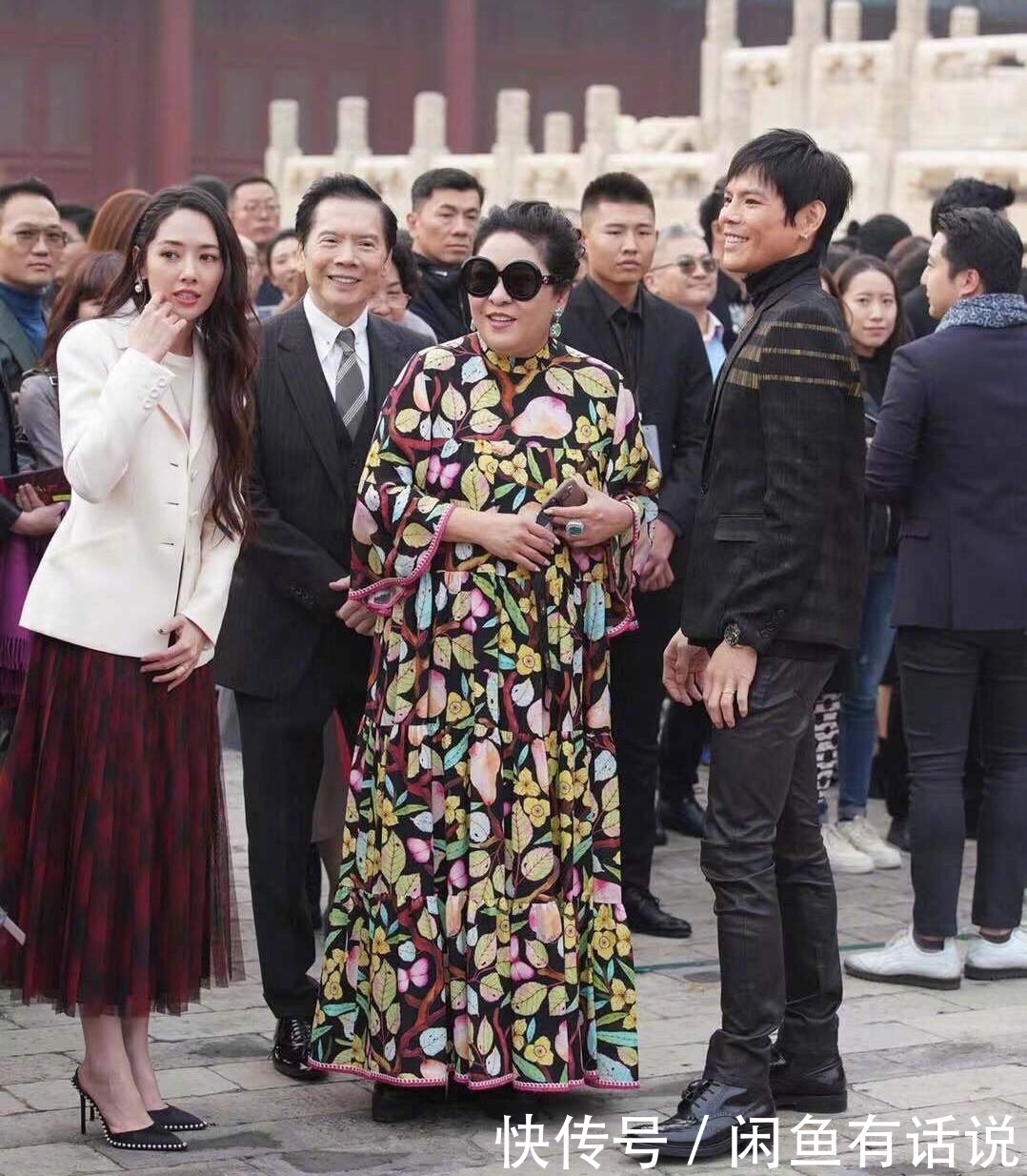 衣服|62岁向太胖得坦荡,穿“花衣服”配珠宝挺时髦,阔太太也是洋气人