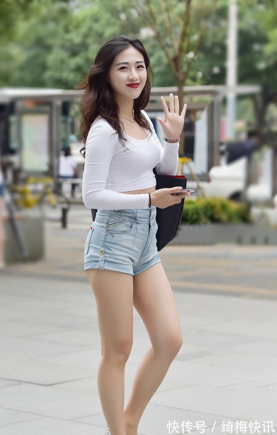 身材 高腰T恤加高腰牛仔短裤,搭配水晶高跟凉鞋,提升腰线凸显大长腿