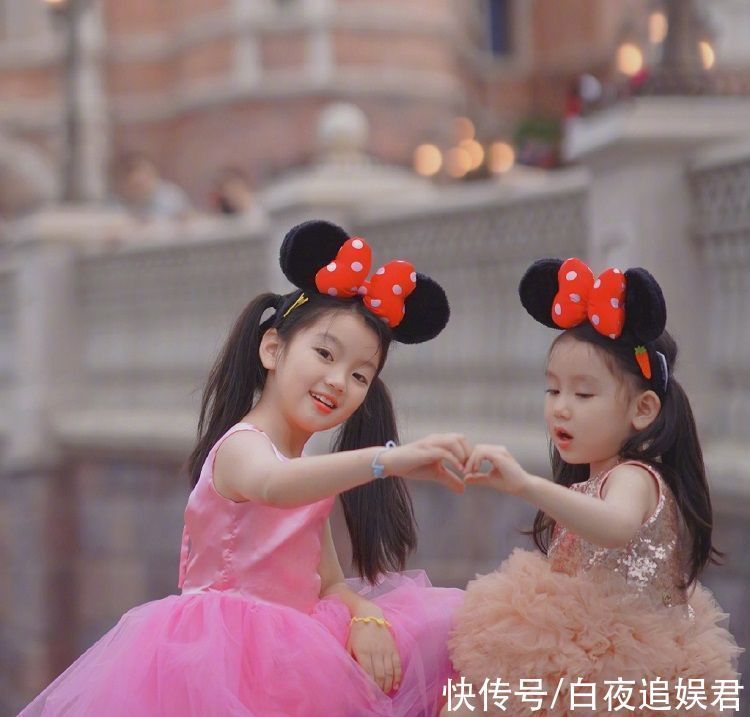 9岁的阿拉蕾晒近照，与妹妹同框合影好可爱，姐妹俩像共用一张脸