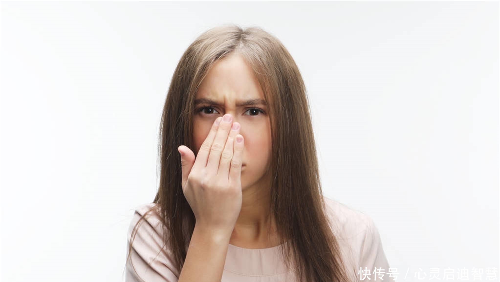 鼻毛旺盛暗示了什么?长出来的鼻毛,能自己动手剪掉或拔掉吗?