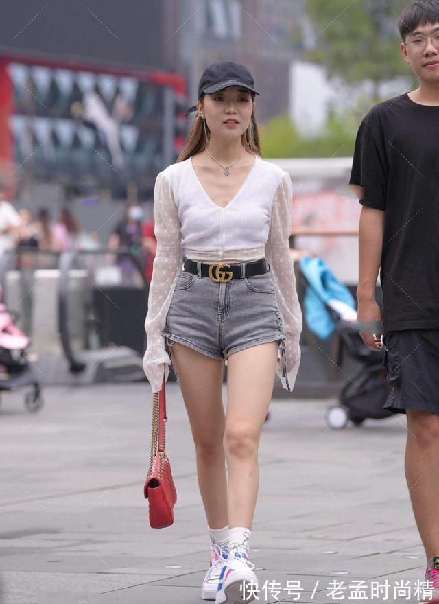 俏皮|白色网纱袖上衣搭配烟灰色牛仔短裤,青春靓丽,尽显俏皮美感