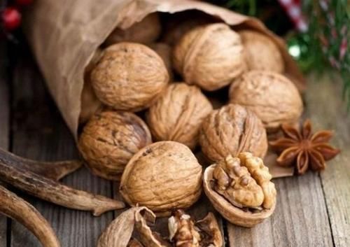 大脑|核桃哪时吃最有营养?营养师提醒:吃对长寿药,吃错黑白无常伴随