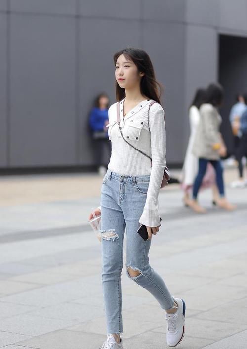 小姐姐搭配牛仔裤,装扮出自然美感,简约风向你袭来