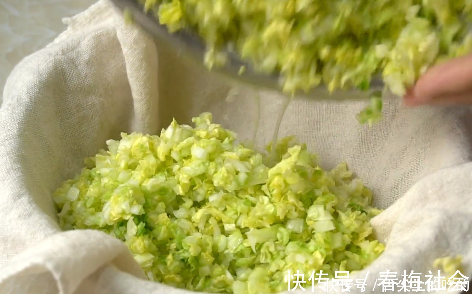 白菜这样吃真过瘾,不发面不烫面,一折一卷就搞定,比包子还好吃