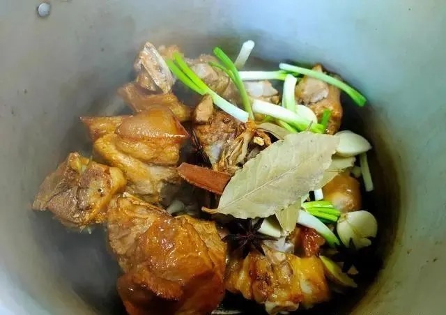 冬天要常吃这碱性菜,切成段跟猪蹄炖入味,鲜香脆嫩,好吃又解馋