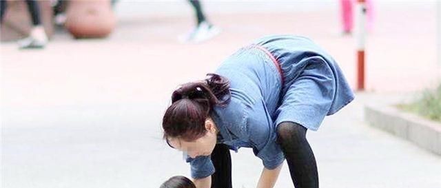 父母们|两个孩子玩荡秋千不幸坠落,宝妈慌乱中接住自家孩子,却被骂冷血