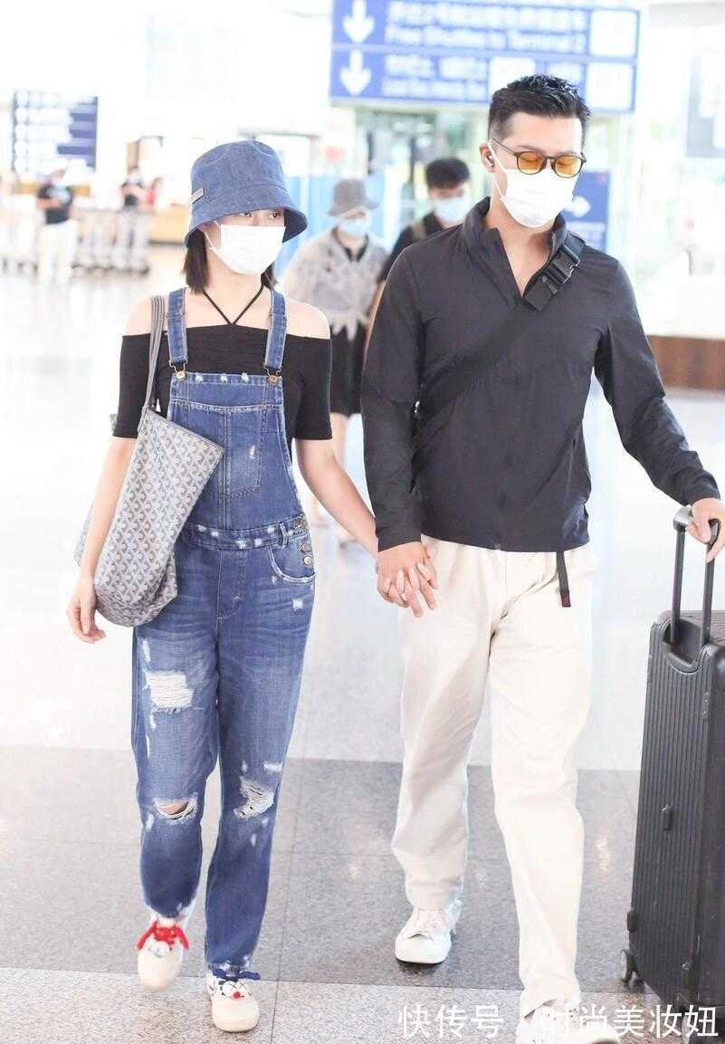 露肩|何超莲真是低调的“富家女”,穿背带裤走机场,气质不输大明星