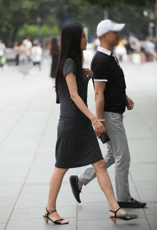 修身长裙 深灰色修身长裙,上身舒适,时尚大气