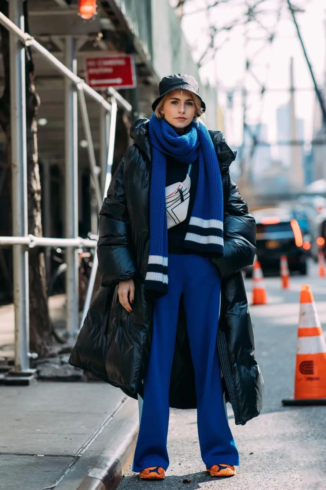 instyle|今年冬天买了一条围巾，解决了一柜子“普通”的衣服