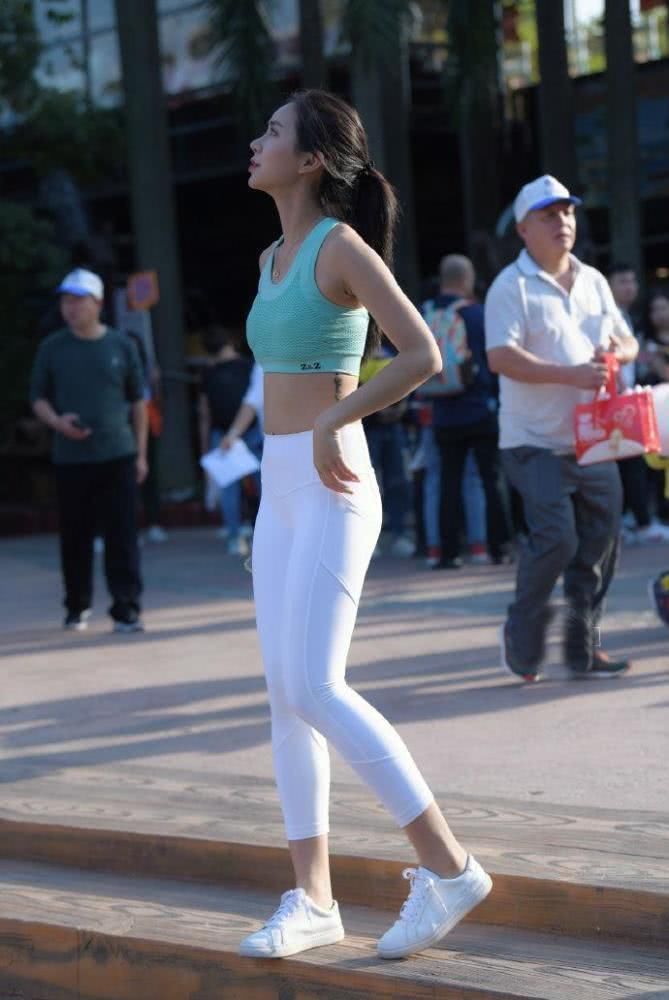 街拍颜色靓丽的运动范穿搭十分亮眼,但却少了运动美女独特美感