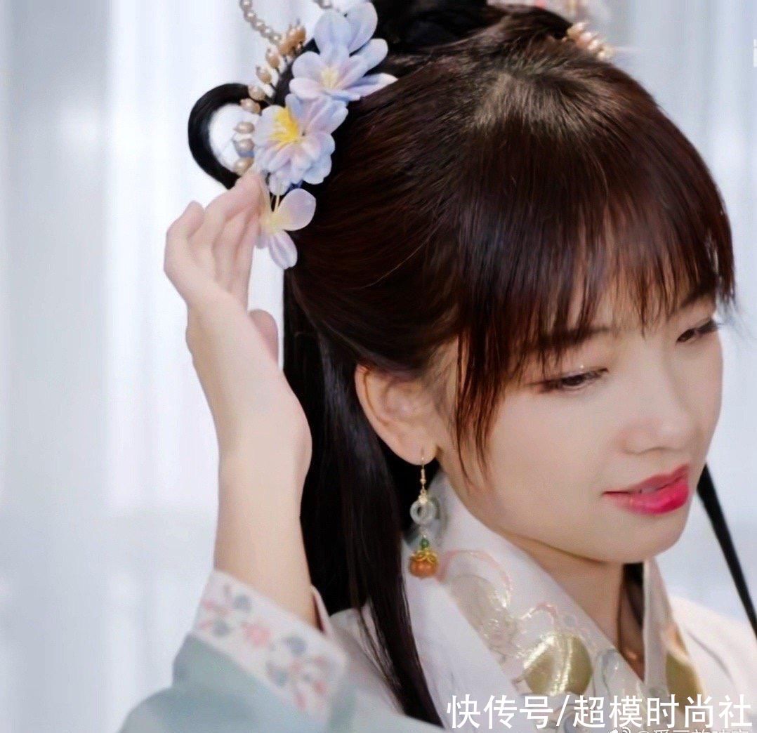 央视主持王冰冰汉服造型惊艳！穿白色刺绣汉服气质清纯，被夸绝美