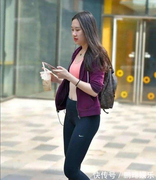 复古风 黑色迷人运动鞋搭配黑色修身打底裤,相当常见的单品,搭配基础款!