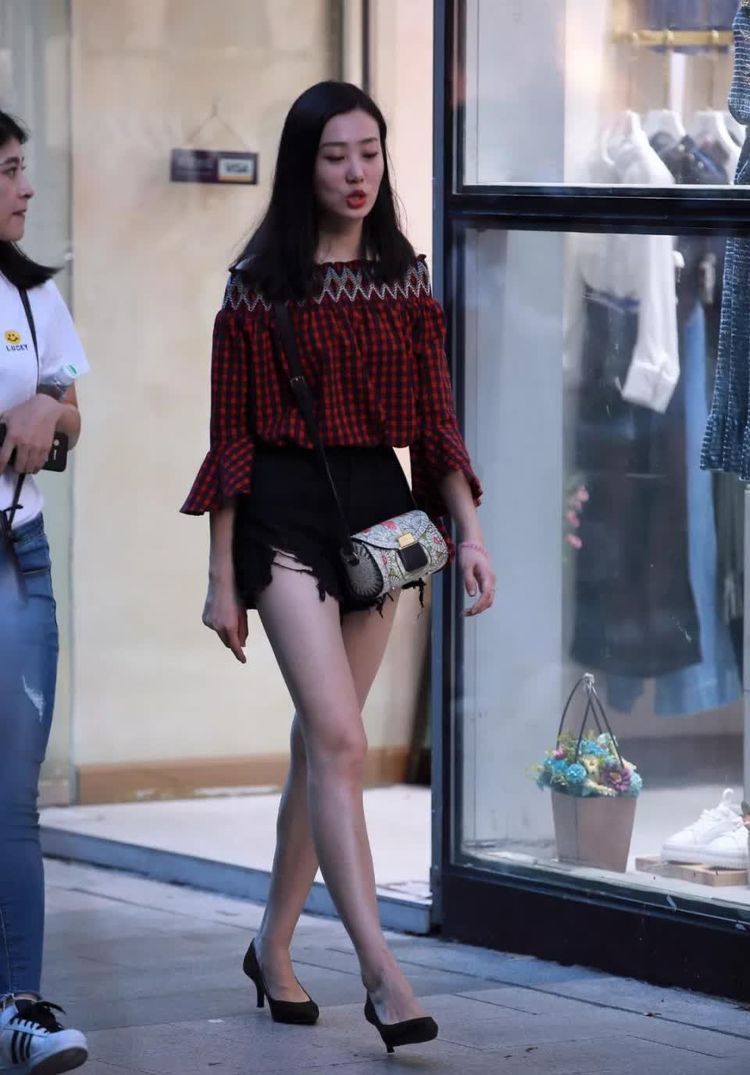 身材|长发披肩的小姐姐,傲人身材,展现女性魅力