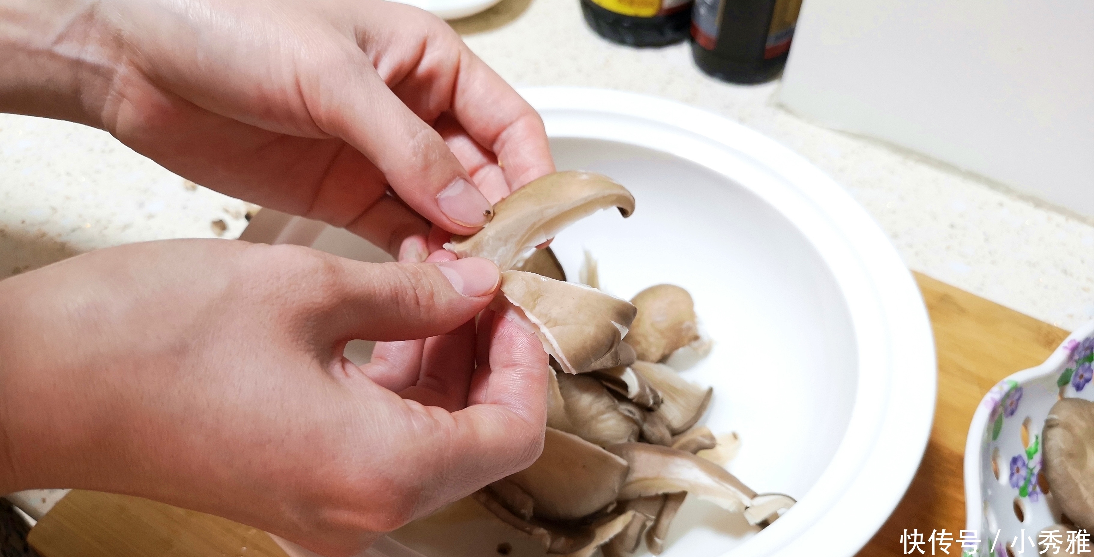 蘑菇好吃有秘诀,要不要焯水是关键,不少大厨都这么做,太香了