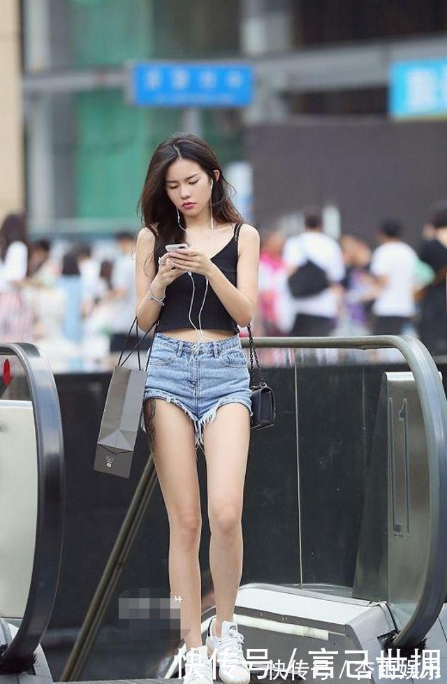 小姐姐|路人街拍淡红色休闲衫搭配黑色牛仔裤，清爽大方