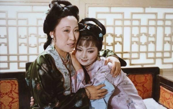 薛姨妈|客居贾府的薛姨妈有多尴尬？地位比不过戏子，明知挨骂也得逢迎！