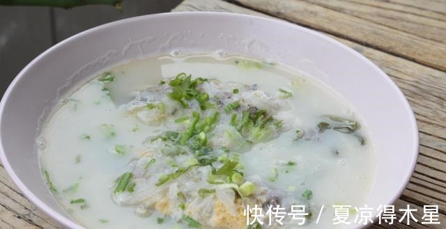 炖鱼汤时，直接加水炖不好喝！做好3个步骤，鱼汤浓白不腥，好喝！