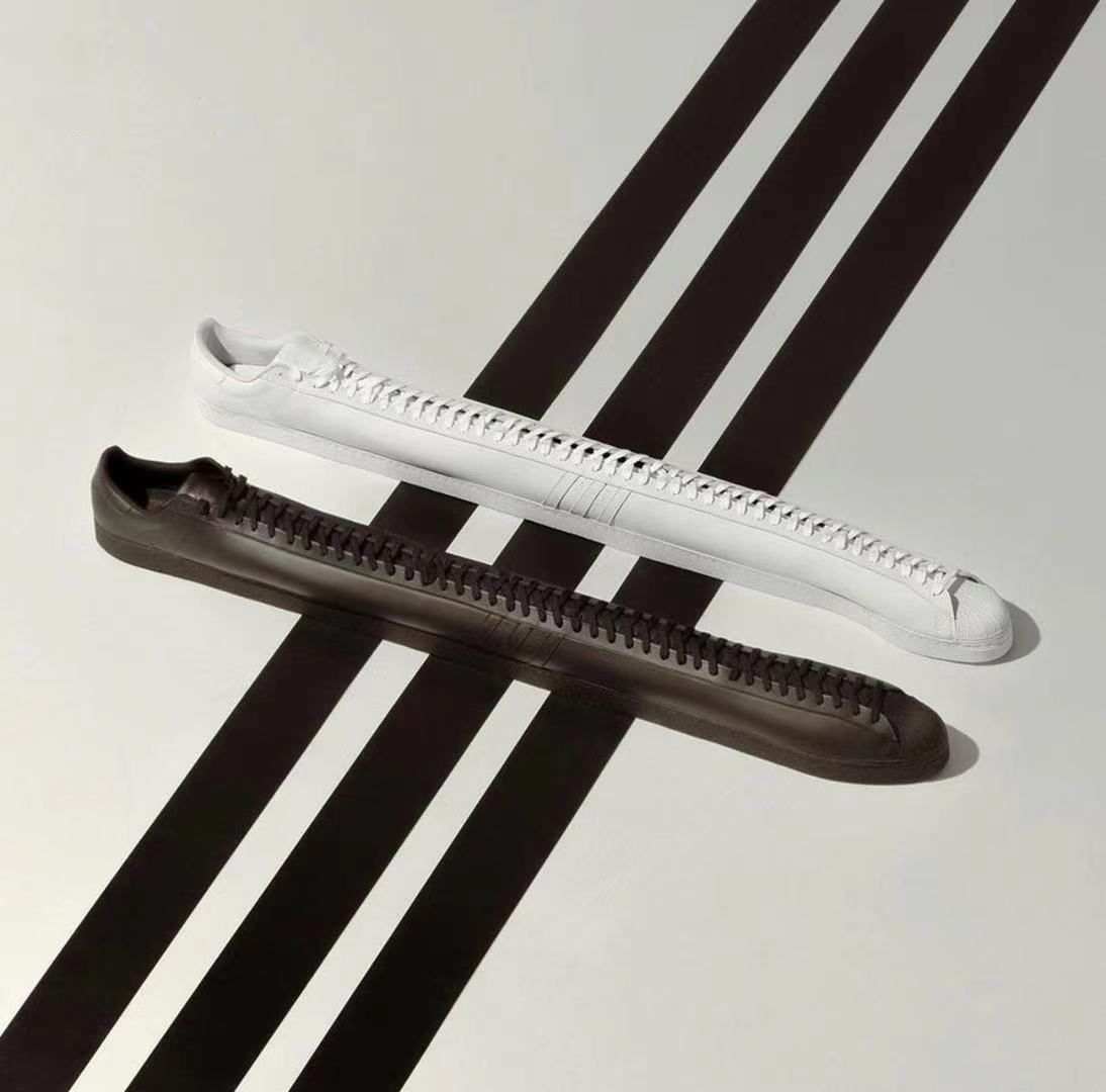 波鞋|摩登日记|超长波鞋、面包拖鞋……时尚界因他诞生的搞怪单品