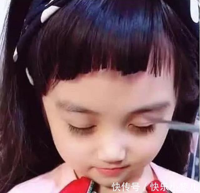 孩子剪头|宝妈给女儿剪刘海像“狗啃”，孩子睁开眼睛后，网友：靠颜值硬撑