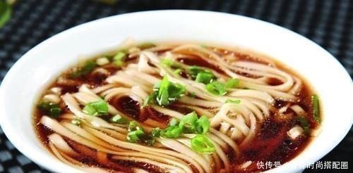 清汤面，面条直接煮就错了，难怪味道不好喝，大厨这样做才对
