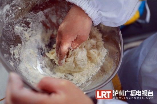 泸州|萌虎出山 四川泸州小学生制作老虎花馍