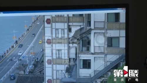 中年|重庆市民打卡洪崖洞 发现“洞”字有问题