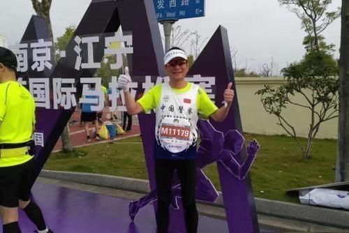 耳机|72岁老人坚持跑步48年“上了瘾” ,头发乌黑被孙辈叫叔叔