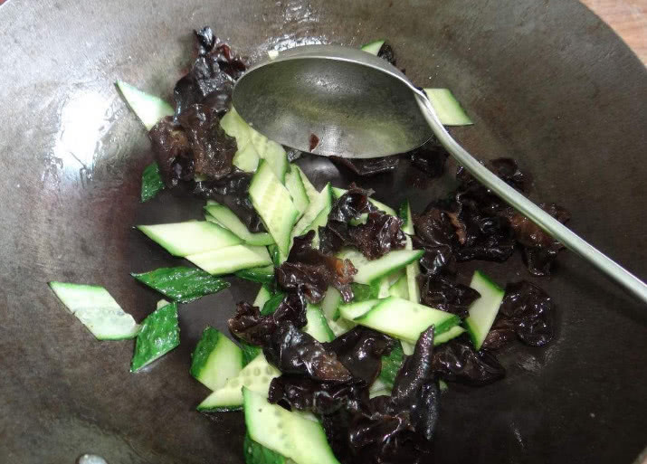 炒木耳时，不能加2物，吃了等于是给自己找罪受！