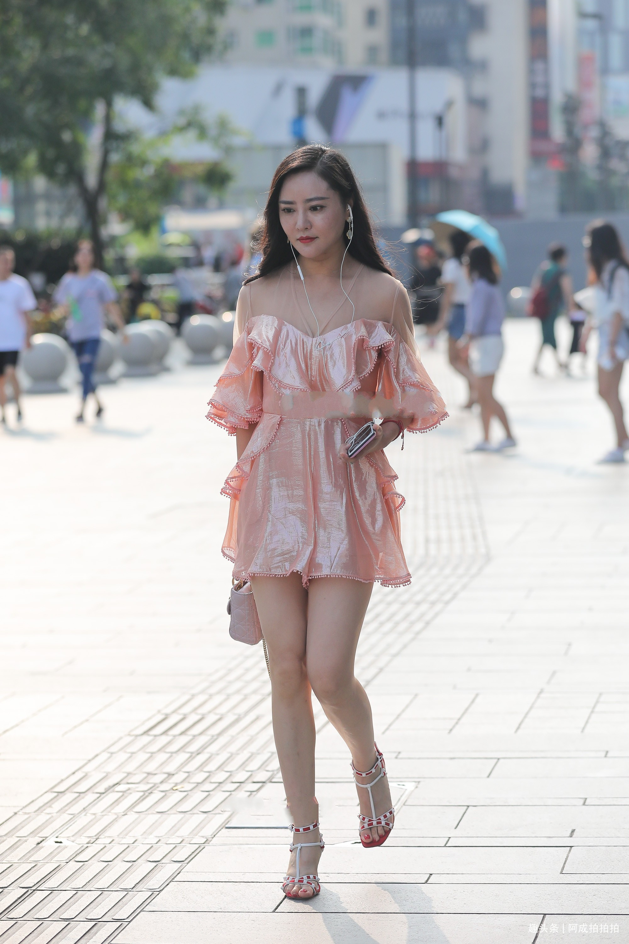 亮色连衣裙的优越感,魅力十足,华丽典雅