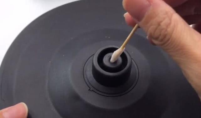 电热水壶插一根牙签太厉害了，一年能省下好几百，告诉家里人学学