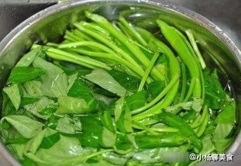 颜色|炒空心菜，别急着下锅，多做这一步，炒出来的颜色不发黑
