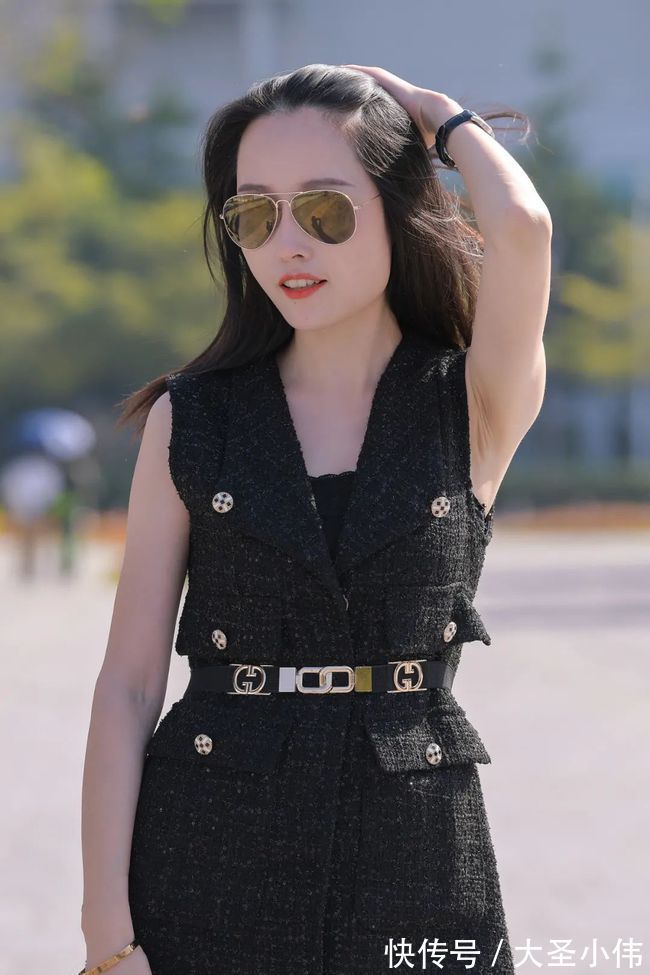 吊带|美女街拍:灰色紧身吊带加蓝色短裙,显得十分时髦且迷人,超显成熟御姐气质