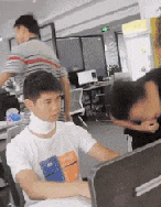 |搞笑GIF:妹子头发长就是优势多多啊,口罩都省了呢