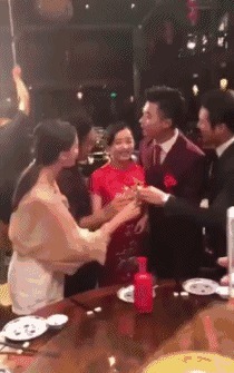 |搞笑GIF:是谁说喜欢苗条的妹子 你们看看这位美女怎么样?