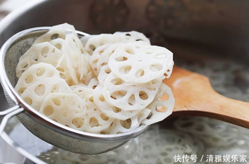 正确做法|凉拌藕片,先焯水是错的!大厨教你正确做法,藕鲜白脆嫩,不变黑