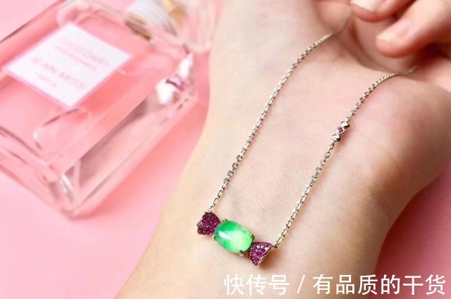 蕾丝 吸睛的项链应该如何选颜色很重要,选择得当让你成为众人的焦点!