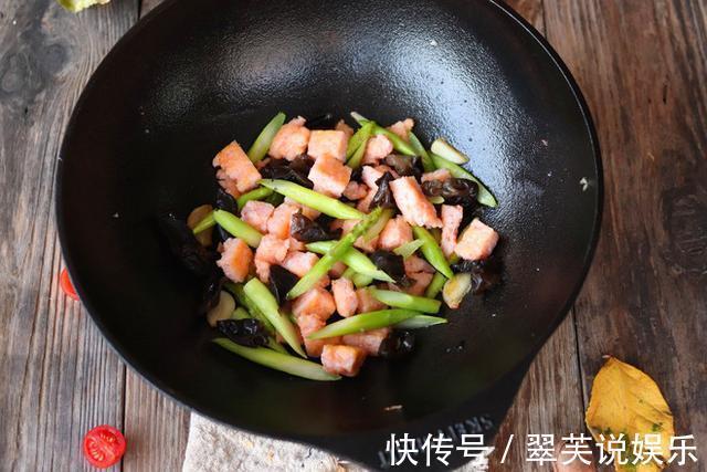 芦笋要换个做法吃!吃芦笋配上这个,味道好吃到爆,2盘都嫌少!