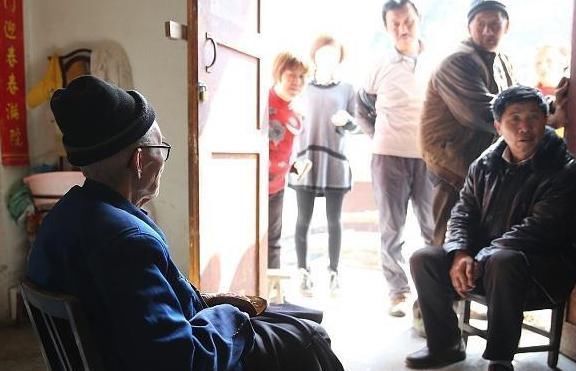 一日三餐|104岁老人抽烟喝酒不运动，老人长寿很简单，有一件事不要碰