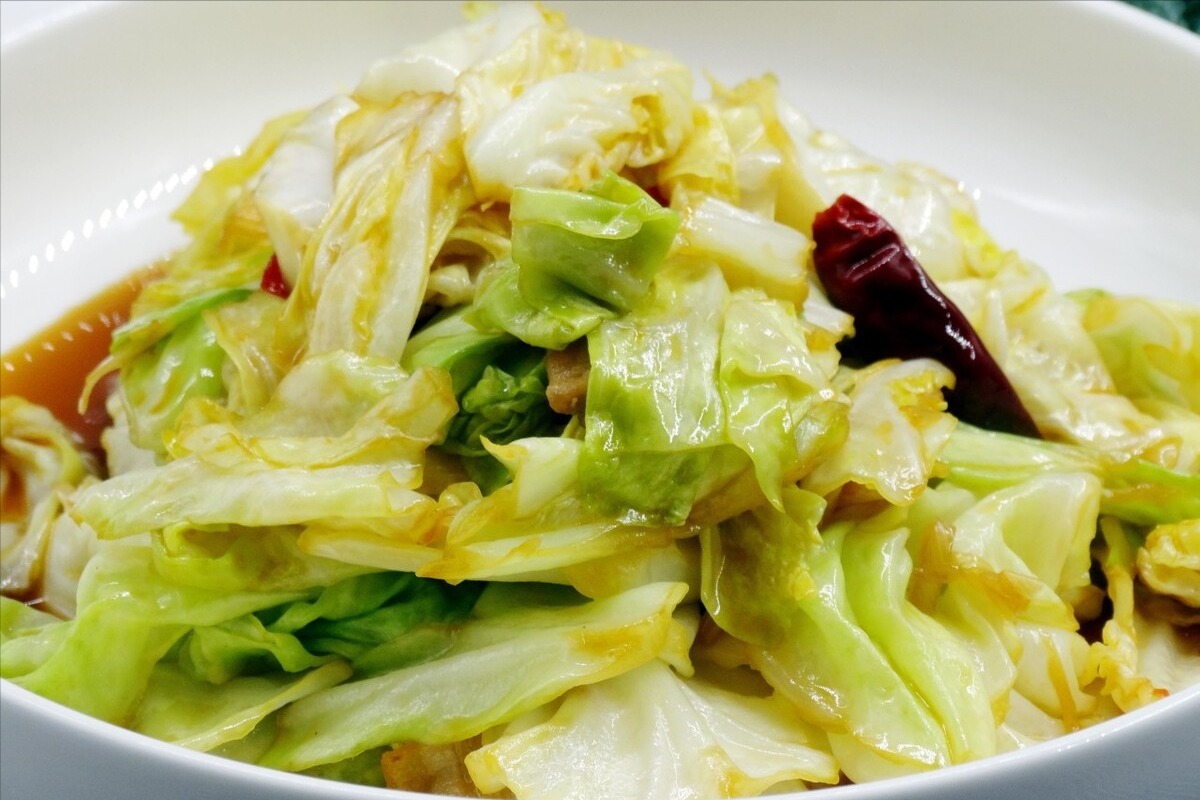 手撕包菜|做手撕包菜,不要直接下锅炒,多加1步骤,又香又脆,吃着真下饭