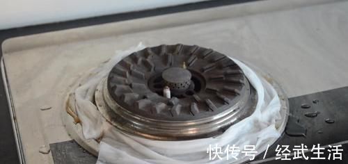 家家户户|在灶台上放几张纸巾,作用真强大,解决家家户户困扰的烦恼,实用