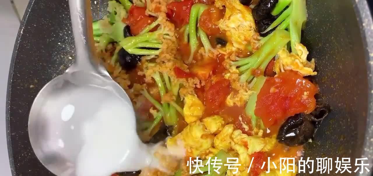 花菜炒得不好吃？多加一道工序，鲜嫩脆爽吃起来特别的香